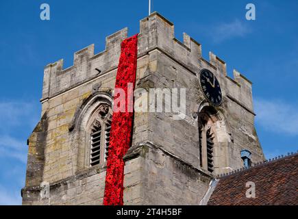 Gestrickter Mohn kaskadiert in St. Peter`s Church, Wellesbourne, Warwickshire, England, Großbritannien Stockfoto